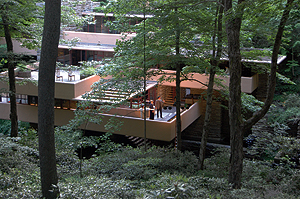 Performers from the Opera Theater of Pittsburgh 
rehearse on Fallingwater’s terraces. 